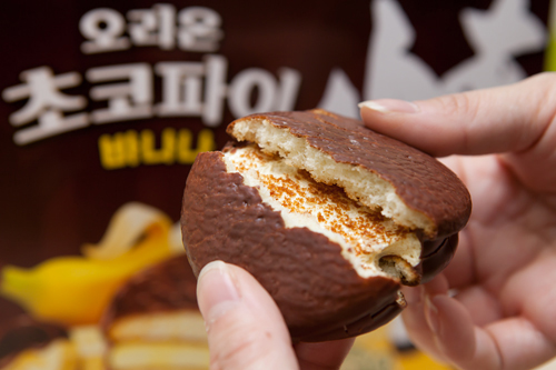 今年創立６０周年を迎えたオリオン製菓は「チョコパイ情バナナ」を発売。「チョコパイ情」の姉妹製品は今回が初めてで、イチゴやナッツなどが候補にあがる中、バナナ味に決定！チョコパイのふんわり感も更にアップしました。