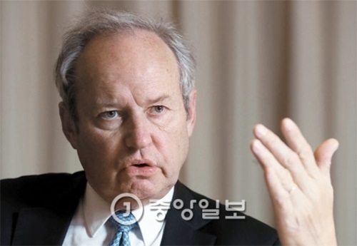 韓仏リーダーズフォーラム参加のために訪韓したルノースポーツのジェローム・ストールＣＥＯが２４日にソウル市内のホテルでルノー日産アライアンスの今年の経営目標を説明している。