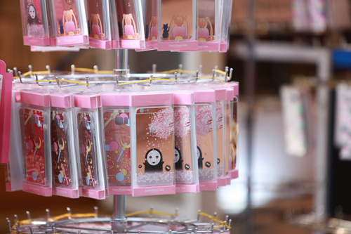 桜吹雪が描かれたスマートフォンケースは、春の着せ替え用にぴったり。