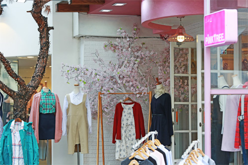 桜の季節にはあちこちでお祭りも開催されます。韓国旅行の際は、桜の花やアイテムで彩られた街の様子を楽しめるでしょう。