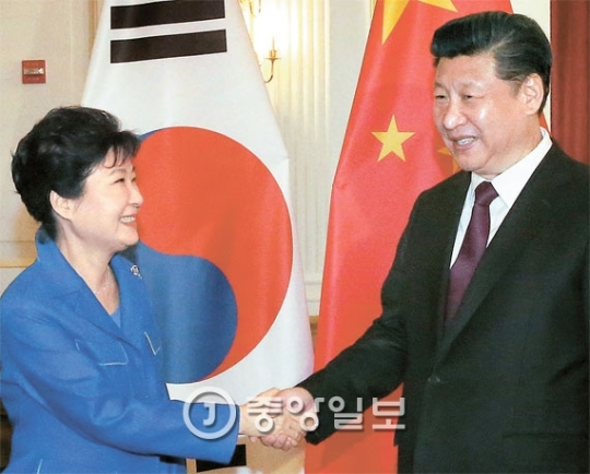 朴大統領と中国の習近平国家主席が先月３１日午後（現地時間）、米ワシントンのオムニショアハムホテルで韓中首脳会談の前に握手している。