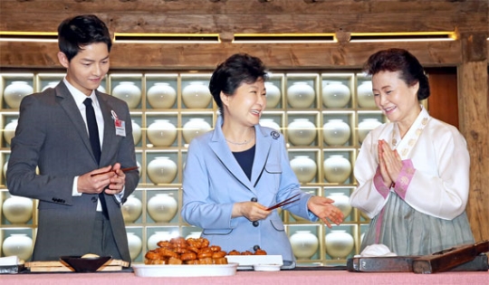 １１日、朴槿恵大統領はソウルで開催された「Ｋ－スタイルハブ（Ｋ－Ｓｔｙｌｅ　Ｈｕｂ）韓国料理文化館」の開館式に参加し、韓国観光広報大使の俳優ソン・ジュンギ氏と菓子作りもした。