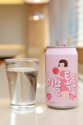 ＨＩＴＥ　ＪＩＮＲＯは、甘い桃がふんわり香る優しいテイストの「イスルトットッ」（３度・３５５ｍｌ・１，９００ウォン）を新発売。大型マートやコンビニで販売されているので、気軽に試してみてはいかがでしょうか？