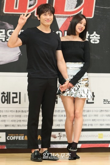 １９日、ソウルＳＢＳ社屋で開かれたドラマ『タンタラ』の制作発表会に登場した俳優チソン（左）とＧｉｒｌ’ｓ　Ｄａｙヘリ。