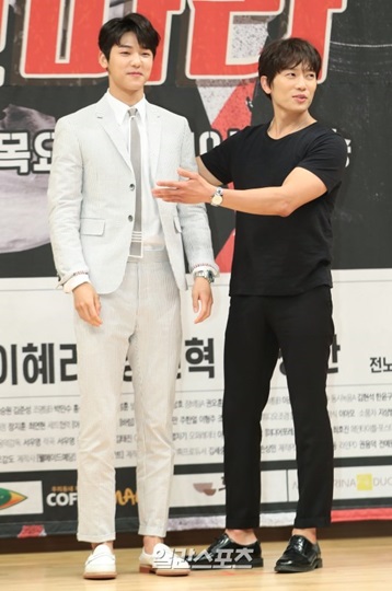 １９日、ソウルＳＢＳ社屋で開かれたドラマ『タンタラ』の制作発表会に登場したＣＮＢＬＵＥカン・ミンヒョク（左）と俳優チソン。