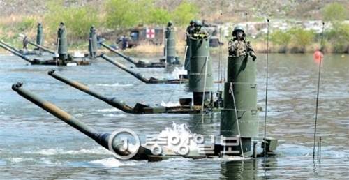 １９日、京畿道驪州の南漢江一帯で渡河潜水訓練を実施している韓国軍の最新鋭Ｋ－２戦車（愛称「黒豹」）。