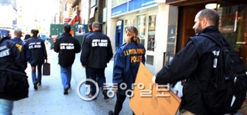 米国ニューヨーク市で１３日（現地時間）、スパ施設に偽装した韓国人売春業者の摘発に乗り出した韓米合同取り締まり班。事業主と従業員、韓国人売春女性ら１１人が現場で摘発された。