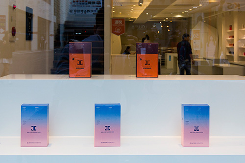 昨日４月１８日にニューオープンした「ＪＡＹＪＵＮ　ＣＯＳＭＥＴＩＣ（ジェイジュンコスメティック）」のフラッグショップ。１階から３階までの３フロア構成で、２階にはカフェ、３階には体験施設が備えられています。店頭には話題の「ベイビーピュアシャイニングパック」がディスプレイされています。