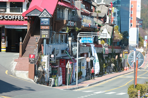 高台の散策路「タルマジキル（月見の道）」は、美しい海雲台ビーチを見ながらくつろげる韓国カフェが点在し、韓国八景にも指定されているマストスポット！観光の合間の一休みにもぴったりです。