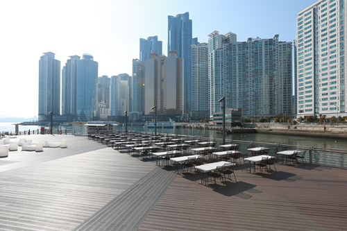 海雲台エリアの水上施設「Ｔｈｅ　Ｂａｙ　１０１」には、韓国焼肉店やダイニングパブ、韓国カフェなどが入店しており、外国人観光客も楽しめます。夜には美しくライトアップされムーディーな雰囲気がアップ！