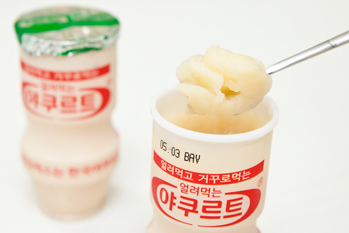 日本発の乳酸菌飲料、ヤクルトは韓国でも老若男女に愛される定番商品。韓国ヤクルトは４月２５日から「凍らせて食べるヤクルト」（５００ウォン／１６５ｍｌ）を販売開始。ボトルが反対向きになり、スプーンで食べやすくなっています。