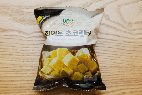 コンビニ「ＧＳ２５」は人気スナック菓子「チョコレッタ」の新味「ホワイトチョコレッタ」（１，２００ウォン）を新発売。従来の星形に対しキューブ型で、チョコの味もしっかり染み込んでいておいしいと評判です。韓国旅行の際は、話題の新商品を試してみてはいかがでしょう。