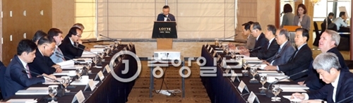 韓半島フォーラムが２５日、ソウルロッテホテルで「北核問題と韓半島の平和」をテーマに創立５周年学術会議を開いた。白栄哲（ペク・ヨンチョル）理事長（真ん中）が開会の辞を述べている。韓半島フォーラムは北朝鮮と北東アジア関連分野の最高専門家４０余人による平和と統一のロードマップを提示してきた。