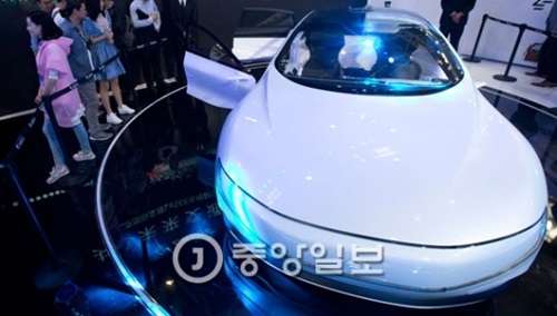 ２５日に中国・北京国際展覧センターで開幕した「２０１６北京モーターショー」は中国ローカルブランドの崛起だった。ＬｅＥｃｏの自動運転電気自動車「ＬｅＳＥＥ」。