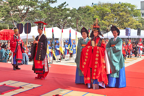 ４月３０日、仁寺洞（インサドン）の「雲?宮（ウニョングン）」で開催される「嘉礼（ガレ）」は、朝鮮王朝時代における王室の結婚式を再現した伝統行事。きらびやかな韓服（ハンボッ）の衣装は圧巻で、伝統美に間近で触れることができます。