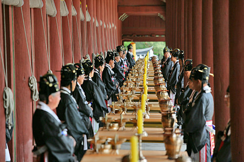 ５月１日には、王室の霊廟「宗廟（チョンミョ）」で朝鮮歴代王を祭る年に一度の「宗廟大祭（チョンミョデジェ）」が催されます。ユネスコ世界無形文化遺産にも指定されている伝統音楽・祭礼楽には、演奏者や舞子など数百人が参列します。
