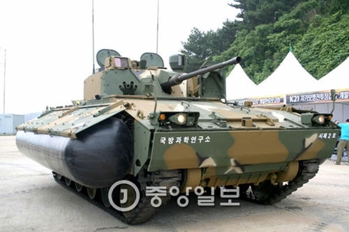 韓国内の技術陣が開発した陸軍歩兵戦闘装甲車Ｋ－２１。戦闘重量２５トンで最高時速７０キロだ。４０ミリ機関砲１台と７．６２ミリ機関銃１丁を搭載している。（写真＝中央フォト）