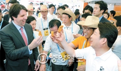 マーク・リッパート駐韓米国大使が昨年７月、大邱市（テグシ）の頭流（トゥリュ）公園で開かれた大邱チメクフェスティバル会場を訪れてクォン・ヨンジン大邱市長と一緒にチキンを食べた。（写真＝中央フォト）
