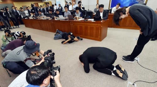 カメラマンの前でクンジョル（韓国伝統の挨拶）をしている朴泰桓。（写真＝仁川市庁）