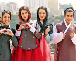 韓服を試着したイランの大学生。
