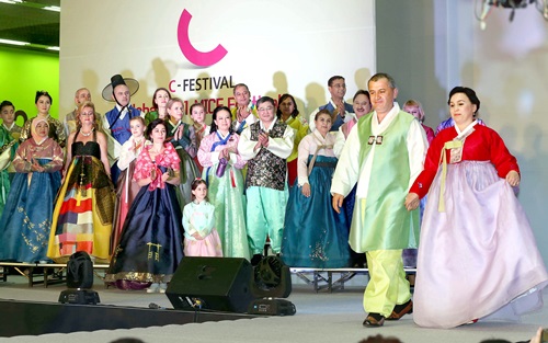 ４日、ソウル三成洞のコエックスで開催された「Ｃ－フェスティバル」で、韓国駐在外国大使館職員が韓服ファッションショーをしている。