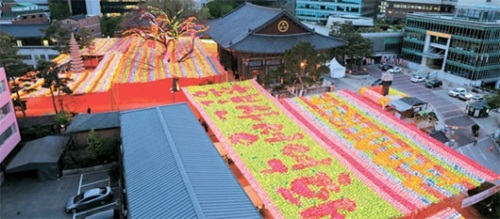 釈迦生誕日（１４日）を控え、４日夜、ソウル曹渓寺で多彩に灯篭が点灯されている。（写真＝曹渓寺）