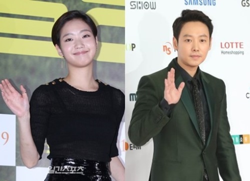 キム・ゴウン（左）と俳優キム・ドンウク（右）