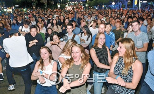 「Ｃ－フェスティバル　Ｋ－ＰＯＰコンサート」にはおよそ５００人の中国人観光客を含めおよそ３万人の内・外国人が参加してＫ－ＰＯＰを楽しんだ。