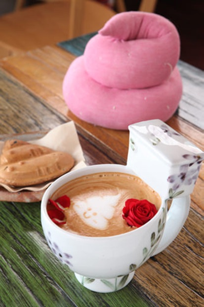 仁寺洞にある「トオンカフェ」では、一風変わったドリンク、フードのメニューが揃います。便器型のカップで提供される「ローズラテ（５，５００ウォン）」は、ラテアートにお花まで添えられたこだわりのドリンクです。