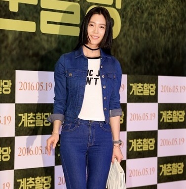 １０日、ソウル江南区三成洞ＣＯＥＸメガボックスで開かれた映画『ケチュン御婆』のＶＩＰ試写会に参加してフォトタイムに応じている女優のクララ。