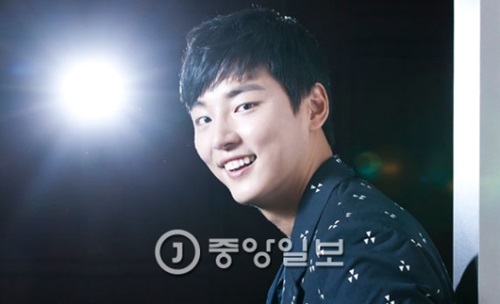 俳優のユン・シユンは「ドラマ『魔女宝鑑』も、芸能バラエティ『１泊２日』も目標は一つ」とし「ユン・シユンのありのままの姿をお見せしたい」と話した。