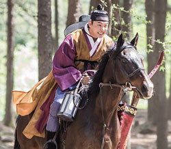 ドラマ『魔女宝鑑』の主人公許浚は聡明なだけでなく武芸にも優れているキャラクターだ。（写真提供＝ＪＴＢＣ）