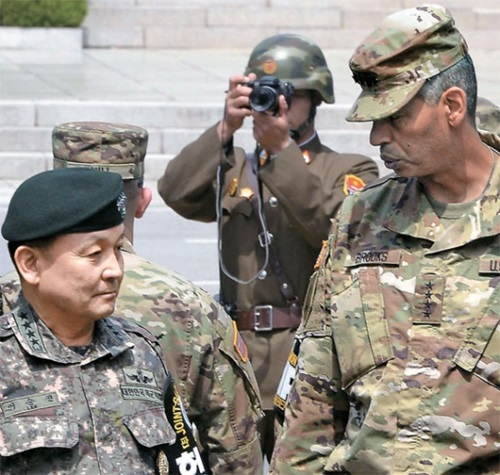 写真】北朝鮮軍の前に立ったブルックス駐韓米軍司令官 | Joongang Ilbo 