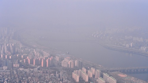 粒子状物質注意報が発令された４月８日午前、ヘリコプターから見下ろしたソウル市内の様子。粒子状物質と霧によって視野が霞んでいる。（写真＝中央フォト）