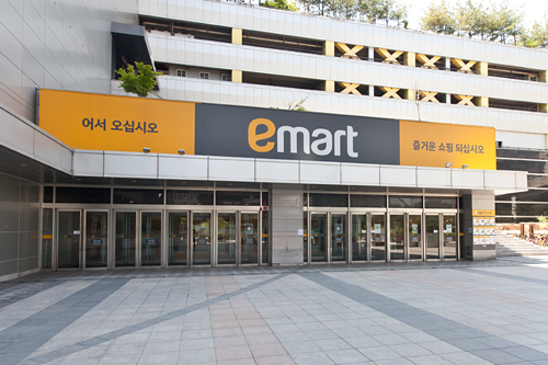 「Ｉパークモール」地下１・２階には、大型スーパー「ｅｍａｒｔ　龍山店」が入っています。食料品や日用品、衣類などが揃い、韓国土産を現地価格でお得に購入できるのが魅力。３万ウォン以上購入時には、ＴＡＸ　ＲＥＦＵＮＤ（事後免税制度）の手続きも可能。