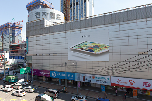 龍山駅から徒歩５分の場所には、総合電化製品専門百貨店「電子ランド」があります。約８００の専門店をはじめ、映画館、フードコートなどが入店。免税ショッピングからエンタメ施設まで満喫できる龍山エリアに足を運んでみてはいかがでしょうか。