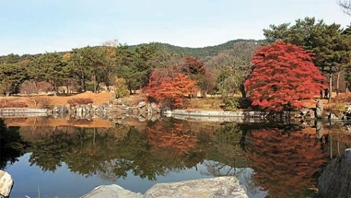 「日本風」議論に包まれた顕忠祠（ヒョンチュンサ）池。工事によって四角形に変わる。（写真＝顕忠祠管理所）