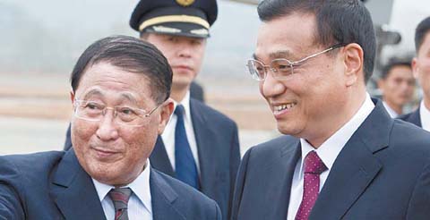 姜錫柱副首相（左）が２０１１年１０月２３日に北朝鮮を訪問した李克強中国副首相（肩書きはいずれも当時）を平壌空港で出迎えている。（写真＝中央フォト）