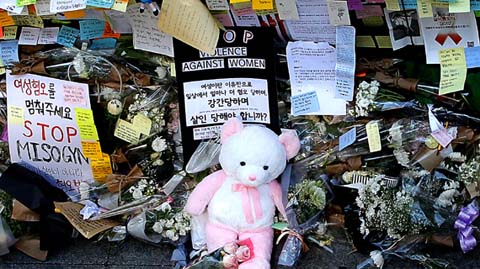 ソウル・江南駅１０番出口前に設けられた追慕空間に市民のメッセージと弔花が積み上げられている。女性を狙った犯行だったという被疑者の証言から、「女性嫌悪犯罪」に対する不安感が大きくなっている。