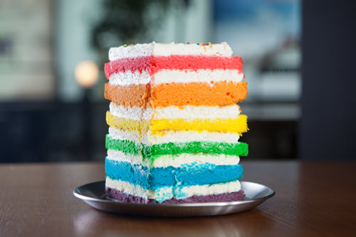 カロスキルの有名カフェ「ＤＯＲＥ　ＤＯＲＥ　新沙（シンサ）店」では、双子も一目で魅せられたレインボーケーキ「気分最高！ケーキ（キブンチョアケイク）」（１ピース９，５００ウォン）が食べられます。ほかにもバラエティー豊かで色とりどりのケーキが並びます。