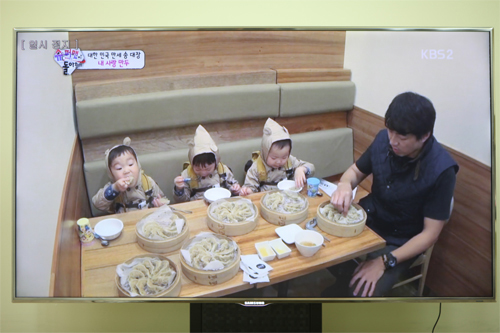 「パルダ キム先生」は、厳選された素材を使った、韓国海苔巻き「キムパッ」のチェーン店。「クリームチーズキムパッ」や、三つ子が食べた「蒸しカルビ餃子」が人気です。韓国旅行の際は、テレビ番組で紹介されたグルメ店に足を運んでみてはいかがでしょうか。