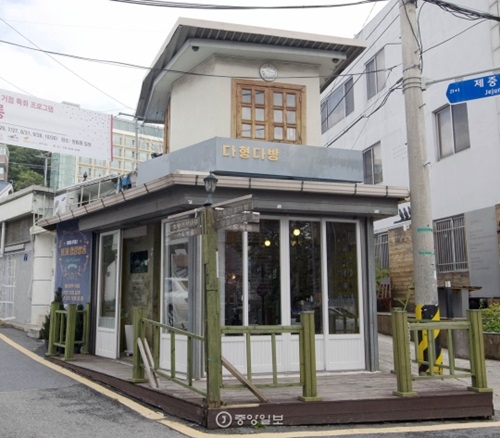 「茶兄（タヒョン）喫茶店」は楊林洞の昔の姿を大切に保存している。