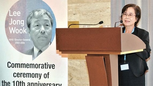 李鍾郁元事務局長の追悼式で鏑木玲子夫人があいさつしている。（写真＝保健福祉部）
