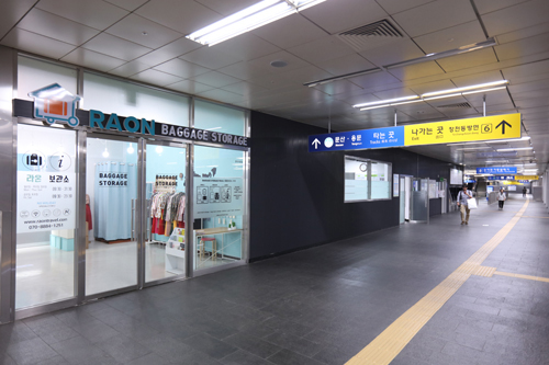 地下鉄２号線・空港鉄道弘大入口（ホンデイック）駅構内にある「ＲＡＯＮ　Ｂａｇｇａｇｅ　Ｓｔｏｒａｇｅ（ラオン荷物保管所）」で行なっているのが、仁川（インチョン）国際空港への荷物配送。