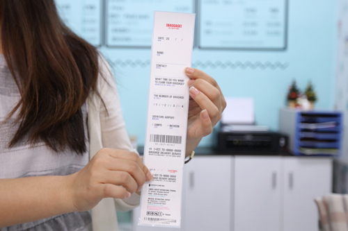 利用料金は荷物の重さや大きさに関係なく一律１５，０００ウォン。出国日の前日１３時までに申し込み荷物を預けておけば、当日仁川国際空港３階の出国フロアにてスタッフから荷物を受け取ることができます(受け取り可能時間：毎日７：００～２２：００)。