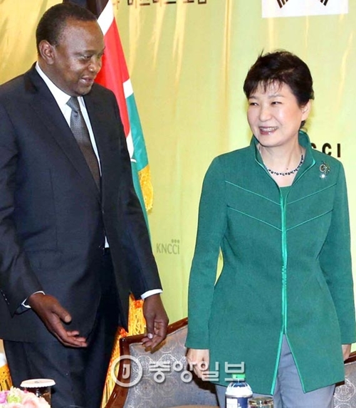 朴大統領とケニアのケニヤッタ大統領が先月３１日（現地時間）、ナイロビで両国ビジネスフォーラムに出席している。朴大統領はフォーラムの後、フランスへ向かった。
