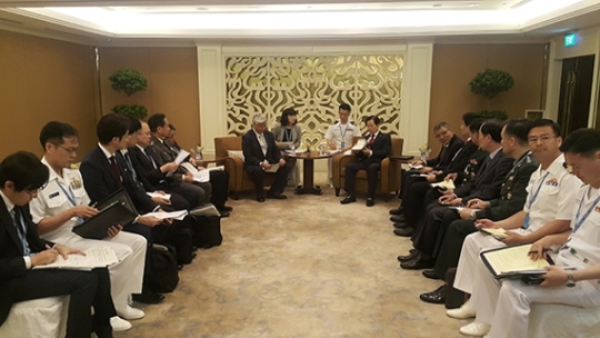 シンガポールで開かれた韓日防衛相会談。