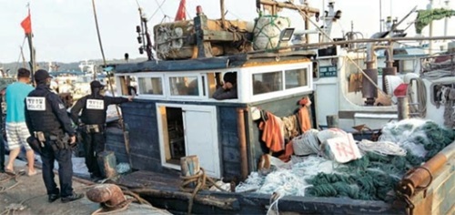 ワタリガニ漁をする韓国漁民が５日未明、延坪島北東側のＮＬＬ付近で違法操業中の中国漁船２隻（１５トン、２２トン級）を拿捕した。写真は延坪港に曳航された１５トン級中国船舶。（写真＝仁川海洋警察）