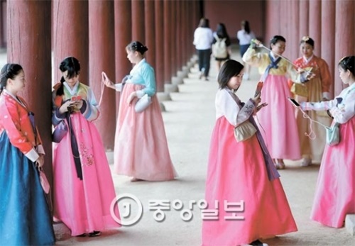 ６日午後、ソウル景福宮を訪れた市民が韓服を着て記念写真を撮影している。