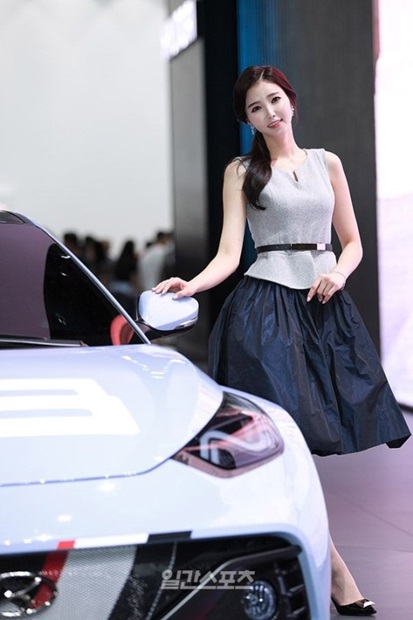 ７日、釜山ＢＥＸＣＯで開催されている釜山国際モーターショーで、現代自動車のコンパニオンとして登場したキム・ボラ。